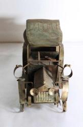 Metal, el yapımı önden çevirme kollu, müzik kutusu klasik araba. Boy 28cm. Y 15cm.