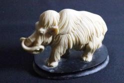 Fil kemiği, el oyması, mamut heykeli. Boy:13cm. Y: 10cm.