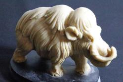 Fil kemiği, el oyması, mamut heykeli. Boy:13cm. Y: 10cm.