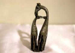 Kemik tozundan el boyaması zürafa ve yavrusu  heykeli. Y: 16cm.