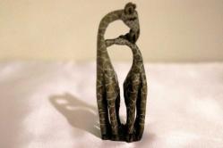 Kemik tozundan el boyaması zürafa ve yavrusu  heykeli. Y: 16cm.