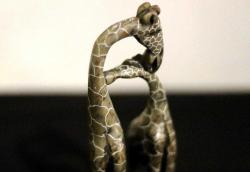 Kemik tozundan el boyaması zürafa ve yavrusu  heykeli. Y: 16cm.