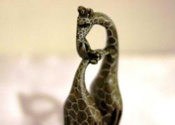 Kemik tozundan el boyaması zürafa ve yavrusu  heykeli. Y: 16cm.