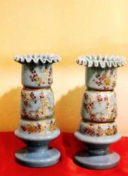 Opalin, yüzeyi el boyaması figüratif çiçek desenli, altın yaldızlı, eski dönem çift vazo.. Y 26cm.