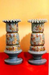 Opalin, yüzeyi el boyaması figüratif çiçek desenli, altın yaldızlı, eski dönem çift vazo.. Y 26cm.