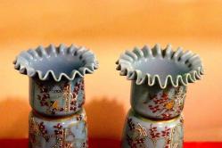 Opalin, yüzeyi el boyaması figüratif çiçek desenli, altın yaldızlı, eski dönem çift vazo.. Y 26cm.