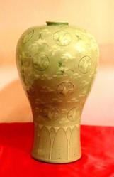 Porselen, yüzeyi el boyaması leylek figürleriyle bezenmiş eski dönem Çin Celadin vazo. Y. 36cm.