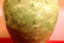 Porselen, yüzeyi el boyaması leylek figürleriyle bezenmiş eski dönem Çin Celadin vazo. Y. 36cm.