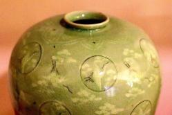 Porselen, yüzeyi el boyaması leylek figürleriyle bezenmiş eski dönem Çin Celadin vazo. Y. 36cm.
