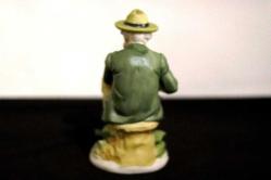 Capodimonte porselen pipo içen yaşlı adam heykeli.  Y:22cm.