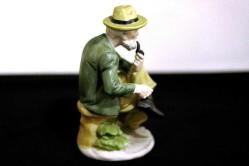 Capodimonte porselen pipo içen yaşlı adam heykeli.  Y:22cm.