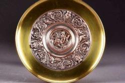 Bronz Fransız jardinyer. Yüzeyi kabartma işçilikli. 19. Y.y.   Y:21cm. Tabla çapı:26cm.