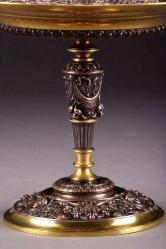 Bronz Fransız jardinyer. Yüzeyi kabartma işçilikli. 19. Y.y.   Y:21cm. Tabla çapı:26cm.