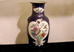 Çin porseleni, yüzeyi el boyaması çiçek ve kuş desenli  vazo.  İmzalı. Y:32cm. Ağız  Çapı: 10 cm.