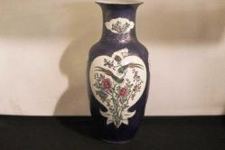 Çin porseleni, yüzeyi el boyaması çiçek ve kuş desenli  vazo.  İmzalı. Y:32cm. Ağız  Çapı: 10 cm.