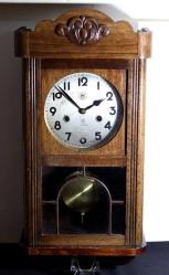 Junghans ahşap çalarlı Alman duvar saati.  55x23x16 cm.