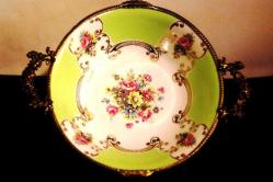 Limoges imzalı el boyaması kenarı bronz geçmeli kulplu porselen çukur meyve tabağı Ç:24cm