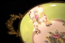 Limoges imzalı el boyaması kenarı bronz geçmeli kulplu porselen çukur meyve tabağı Ç:24cm