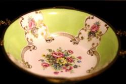 Limoges imzalı el boyaması kenarı bronz geçmeli kulplu porselen çukur meyve tabağı Ç:24cm