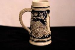 Alman porseleni, yüzeyine el boyaması manzara resimleri işlenmiş, imalat damgalı   tankard Y:17,5 cm.