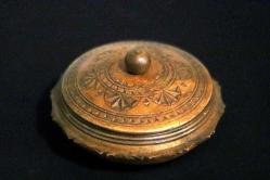 Ahşap, yüzeyi el oyması kapaklı yuvarlak kutu. Şekerlik. Çapı 17cm. Y 8cm.