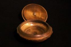 Ahşap, yüzeyi el oyması kapaklı yuvarlak kutu. Şekerlik. Çapı 17cm. Y 8cm.