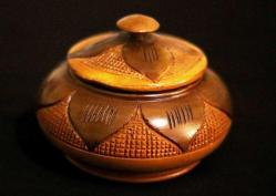 Ahşap, yüzeyi el oyması yaprak desenli kapaklı yuvarlak kutu. Şekerlik. Çapı 14cm. Y 11cm.
