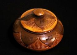 Ahşap, yüzeyi el oyması yaprak desenli kapaklı yuvarlak kutu. Şekerlik. Çapı 14cm. Y 11cm.