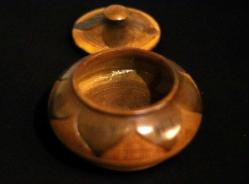 Ahşap, yüzeyi el oyması yaprak desenli kapaklı yuvarlak kutu. Şekerlik. Çapı 14cm. Y 11cm.