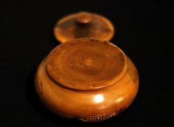 Ahşap, yüzeyi el oyması yaprak desenli kapaklı yuvarlak kutu. Şekerlik. Çapı 14cm. Y 11cm.