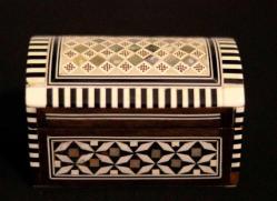 Ahşap, yüzeyi parküteri ve sedef çalışması, sandık formunda mücevher kutusu. 11x7cm. Y 7cm.