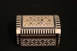 Ahşap, yüzeyi parküteri ve sedef çalışması, sandık formunda mücevher kutusu. 11x7cm. Y 7cm.