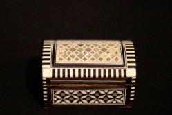 Ahşap, yüzeyi parküteri ve sedef çalışması, sandık formunda mücevher kutusu. 11x7cm. Y 7cm.