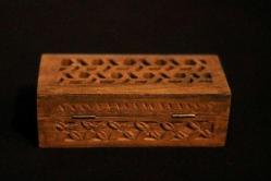 Ahşap, yüzeyi el oyması, sandık formunda kapağı açılabilir mücevher kutusu. 15x7 cm. Y 5cm.