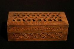 Ahşap, yüzeyi el oyması, sandık formunda kapağı açılabilir mücevher kutusu. 15x7 cm. Y 5cm.