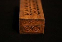 Ahşap, yüzeyi el oyması, sandık formunda kapağı açılabilir mücevher kutusu. 15x7 cm. Y 5cm.