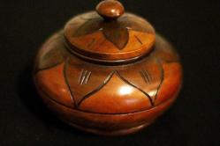 Ahşap, yüzeyi el oyması yaprak desenli kapaklı yuvarlak kutu. Şekerlik. Çapı 13cm. Y 10cm.