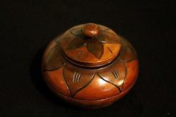 Ahşap, yüzeyi el oyması yaprak desenli kapaklı yuvarlak kutu. Şekerlik. Çapı 13cm. Y 10cm.