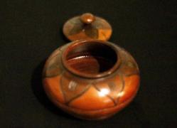 Ahşap, yüzeyi el oyması yaprak desenli kapaklı yuvarlak kutu. Şekerlik. Çapı 13cm. Y 10cm.