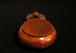 Ahşap, yüzeyi el oyması yaprak desenli kapaklı yuvarlak kutu. Şekerlik. Çapı 13cm. Y 10cm.