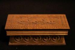 Ahşap, yüzeyi el oyması, sandık formunda kapağı açılabilir mücevher kutusu. 15x7 cm. Y 5cm.