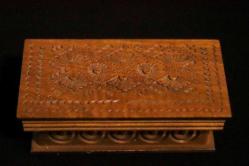 Ahşap, yüzeyi el oyması, sandık formunda kapağı açılabilir mücevher kutusu. 15x7 cm. Y 5cm.