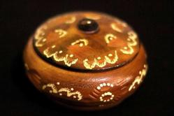 Ahşap, yüzeyi el oyması kapaklı yuvarlak kutu. Şekerlik. Çapı 12cm. Y 6cm.