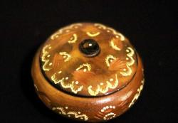 Ahşap, yüzeyi el oyması kapaklı yuvarlak kutu. Şekerlik. Çapı 12cm. Y 6cm.