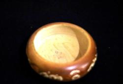 Ahşap, yüzeyi el oyması kapaklı yuvarlak kutu. Şekerlik. Çapı 12cm. Y 6cm.