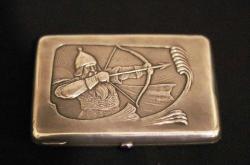 Rus gümüşü  84 ayar kabartma   savaşçı motifli sigara tabaka kutusu. Damgalı. 168 gr 12x8cm.