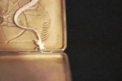 Rus gümüşü  84 ayar kabartma   savaşçı motifli sigara tabaka kutusu. Damgalı. 168 gr 12x8cm.