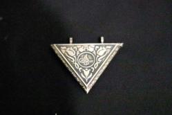 Gümüş, Osmanlı tuğralı, sürgülü kapaklı, kalem işi, el kakması hamayıl, cevşen. 7x5cm.