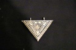 Gümüş, Osmanlı tuğralı, sürgülü kapaklı, kalem işi, el kakması hamayıl, cevşen. 7x5cm.
