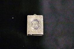 Gümüş,  tuğralı, sürgülü kapaklı, kabartma, el kakması Kuran kabı cevşen kolye ucu. 2,5x3,3cm.